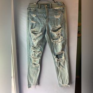 AMERICAN EAGLE RIPPED MOM JEANS
